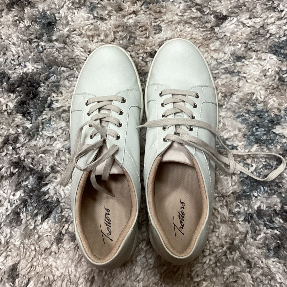 Trotters Women's White Sneakers